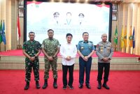 Kapolda Banten Irjen Pol Hengki bersama Wakil Gubernur Banten Achmad Dimyati Natakusumah, Wakil Gubernur Lemhannas RI Laksdya TNI Edwin, serta Danrem 064/MY Brigjen TNI Daru Cahyadi Soeprapto berfoto bersama usai kegiatan SSDN P4N Lemhannas RI di Pendopo Gubernur Banten, Senin (09/03).