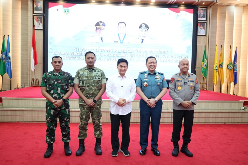 Kapolda Banten Irjen Pol Hengki bersama Wakil Gubernur Banten Achmad Dimyati Natakusumah, Wakil Gubernur Lemhannas RI Laksdya TNI Edwin, serta Danrem 064/MY Brigjen TNI Daru Cahyadi Soeprapto berfoto bersama usai kegiatan SSDN P4N Lemhannas RI di Pendopo Gubernur Banten, Senin (09/03).