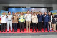Kakorlantas Polri Irjen Pol. Agus Suryonugroho bersama Menteri Koordinator Bidang Infrastruktur dan Pembangunan Kewilayahan Agus Harimurti Yudhoyono, Menteri Kependudukan dan Pembangunan Keluarga Wihaji, Kepala Staf Kepresidenan Muhammad Qodari, serta jajaran Garuda TV berfoto bersama usai pelepasan tim peliputan mudik di Jakarta, Selasa (10/3/2026).