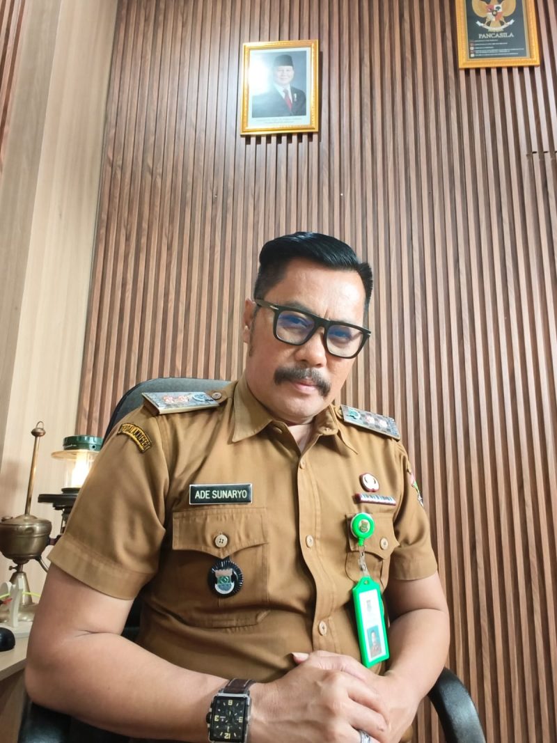 Lurah Kutabumi, Ade Sunaryo, S.Pd., M.M., memberikan penjelasan terkait status pemanfaatan fasilitas sosial dan fasilitas umum (fasos fasum) di wilayah RW 09 Kelurahan Kutabumi, yang hingga kini masih menunggu proses serah terima dari pihak pengembang kepada pemerintah daerah.