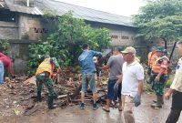 Personel Satgas Sampah Koramil 02/Curug bersama warga membersihkan tumpukan sampah di Jalan Raya STPI Curug, Desa Kadu Jaya, Kabupaten Tangerang.