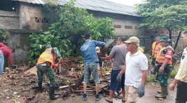 Personel Satgas Sampah Koramil 02/Curug bersama warga membersihkan tumpukan sampah di Jalan Raya STPI Curug, Desa Kadu Jaya, Kabupaten Tangerang.
