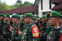Sejumlah prajurit TNI mengikuti apel gelar pasukan Operasi Ketupat 2026 di Lapangan Arya Yudha Negara, Tigaraksa, sebagai bentuk kesiapan pengamanan arus mudik dan Idul Fitri 1447 H.