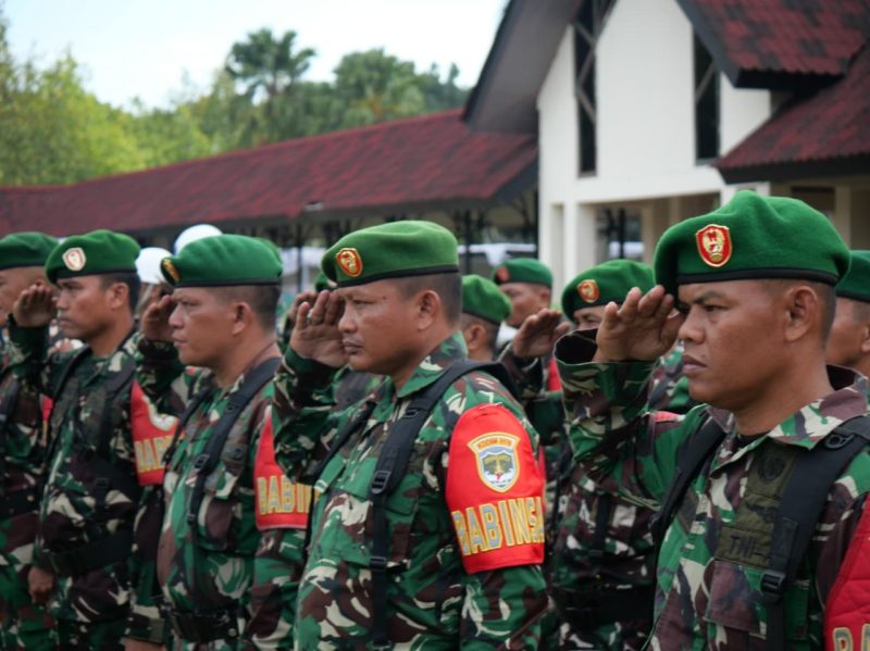 Sejumlah prajurit TNI mengikuti apel gelar pasukan Operasi Ketupat 2026 di Lapangan Arya Yudha Negara, Tigaraksa, sebagai bentuk kesiapan pengamanan arus mudik dan Idul Fitri 1447 H.