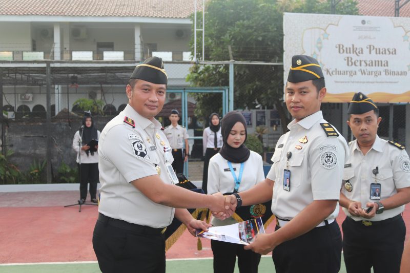 Kepala Lapas Kelas IIA Serang, Riko Stiven, menyerahkan surat keputusan kenaikan pangkat kepada salah satu pegawai dalam upacara penyematan kenaikan pangkat yang digelar di lapangan apel Lapas IIA Serang, Kamis (12/3/2026).