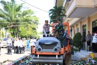 Kapolda Banten Irjen Pol Hengki bersama unsur Forkopimda memusnahkan ribuan botol minuman keras menggunakan alat berat di halaman Polda Banten, Kamis (12/03), hasil Operasi Pekat Maung 2026.