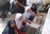 Ketua PAC Solear bersama anak-anak peserta pelatihan menunjukkan sampah yang dikumpulkan sebagai syarat mengikuti pelatihan komputer gratis dari Squad Nusantara.