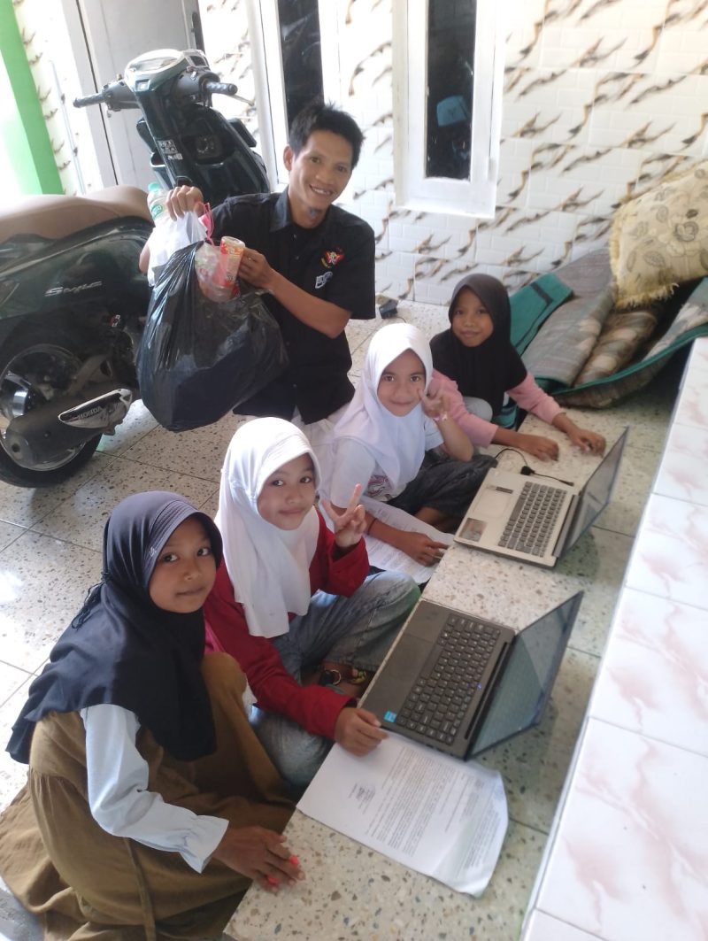 Ketua PAC Solear bersama anak-anak peserta pelatihan menunjukkan sampah yang dikumpulkan sebagai syarat mengikuti pelatihan komputer gratis dari Squad Nusantara.