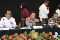 Menko PMK, Kapolri, dan Panglima TNI mengikuti rapat koordinasi nasional membahas kesiapan arus mudik Lebaran 2026 di Pelabuhan Merak, Kota Cilegon.
