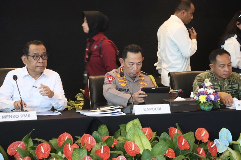 Menko PMK, Kapolri, dan Panglima TNI mengikuti rapat koordinasi nasional membahas kesiapan arus mudik Lebaran 2026 di Pelabuhan Merak, Kota Cilegon.