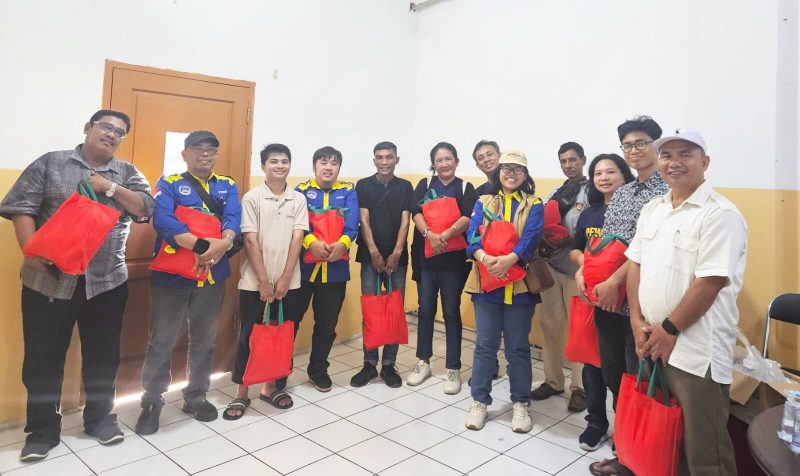 Pengurus Daerah Banten dan Pengurus Cabang PEWARNA se-Tangerang Raya berfoto bersama usai menyiapkan paket takjil yang akan dibagikan kepada masyarakat di Desa Gelam Jaya, Kecamatan Pasar Kemis, Kabupaten Tangerang, Jumat (13-3-2026)