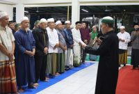 Ketua UPZ Kecamatan Pasar Kemis memimpin prosesi pelantikan 17 Amilin DKM se-Kelurahan Kutabumi di Aula Masjid Jami Nurul Fataa, Jumat (14/3/2026) malam.