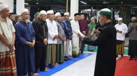 Ketua UPZ Kecamatan Pasar Kemis memimpin prosesi pelantikan 17 Amilin DKM se-Kelurahan Kutabumi di Aula Masjid Jami Nurul Fataa, Jumat (14/3/2026) malam.