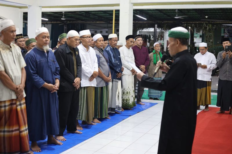 Ketua UPZ Kecamatan Pasar Kemis memimpin prosesi pelantikan 17 Amilin DKM se-Kelurahan Kutabumi di Aula Masjid Jami Nurul Fataa, Jumat (14/3/2026) malam.