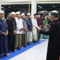 Ketua UPZ Kecamatan Pasar Kemis memimpin prosesi pelantikan 17 Amilin DKM se-Kelurahan Kutabumi di Aula Masjid Jami Nurul Fataa, Jumat (14/3/2026) malam.