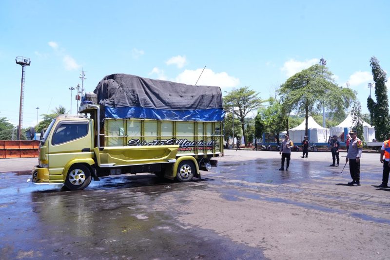 Petugas kepolisian melakukan pengaturan kendaraan logistik di kawasan jalur penyangga BBJ, Cilegon, Sabtu (14/03). Arus kendaraan menuju pelabuhan terpantau lancar tanpa hambatan berarti.