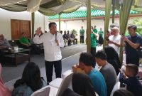 Bupati Tangerang Maesyal Rasyid menyampaikan sambutan di hadapan warga saat kegiatan bakti sosial pembagian sembako di Klenteng Tri Dharma Cinta Kasih, Panongan, Kabupaten Tangerang, Sabtu (14/3/2026).