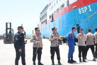 Petugas kepolisian bersama unsur terkait melakukan pengecekan fasilitas sandar kapal di Dermaga II Pelabuhan Bandar Bakau Jaya (BBJ), Kabupaten Serang, sebagai bagian dari persiapan pengamanan dan kelancaran arus kendaraan saat mudik Lebaran 2026.