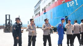 Petugas kepolisian bersama unsur terkait melakukan pengecekan fasilitas sandar kapal di Dermaga II Pelabuhan Bandar Bakau Jaya (BBJ), Kabupaten Serang, sebagai bagian dari persiapan pengamanan dan kelancaran arus kendaraan saat mudik Lebaran 2026.