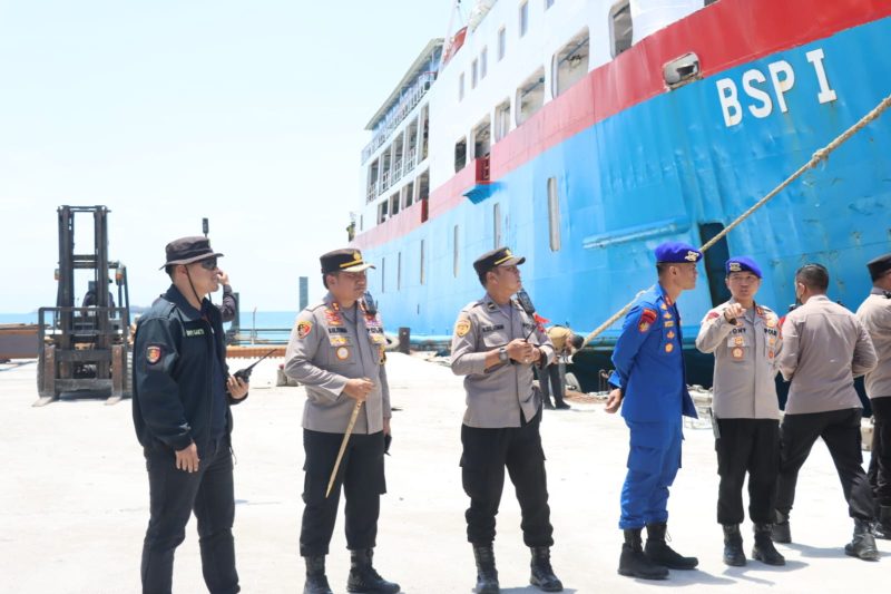 Petugas kepolisian bersama unsur terkait melakukan pengecekan fasilitas sandar kapal di Dermaga II Pelabuhan Bandar Bakau Jaya (BBJ), Kabupaten Serang, sebagai bagian dari persiapan pengamanan dan kelancaran arus kendaraan saat mudik Lebaran 2026.