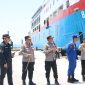 Petugas kepolisian bersama unsur terkait melakukan pengecekan fasilitas sandar kapal di Dermaga II Pelabuhan Bandar Bakau Jaya (BBJ), Kabupaten Serang, sebagai bagian dari persiapan pengamanan dan kelancaran arus kendaraan saat mudik Lebaran 2026.