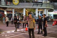 Kapolda Banten Irjen Pol Hengki memantau langsung situasi arus kendaraan di kawasan Pelabuhan Merak, Cilegon, Jumat malam (14/03). Polda Banten memastikan pengaturan lalu lintas dan sistem buffer zone berjalan optimal guna menjaga kelancaran arus penyeberangan menjelang mudik Lebaran.