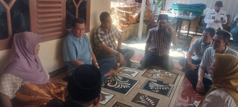 Camat dan Sekcam Kemiri dampingi Bupati Tangerang ta’ziah ke rumah almarhum Nasrullah, wujud empati pemerintah kepada warga berduka(FJK/Metrosiar)