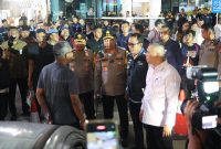 Menteri Perhubungan Dudy Purwagandhi bersama Kapolda Banten Irjen Pol Hengki dan jajaran meninjau langsung aktivitas penyeberangan di kawasan pelabuhan untuk memastikan kesiapan pelayanan bagi para pemudik menuju Sumatera.