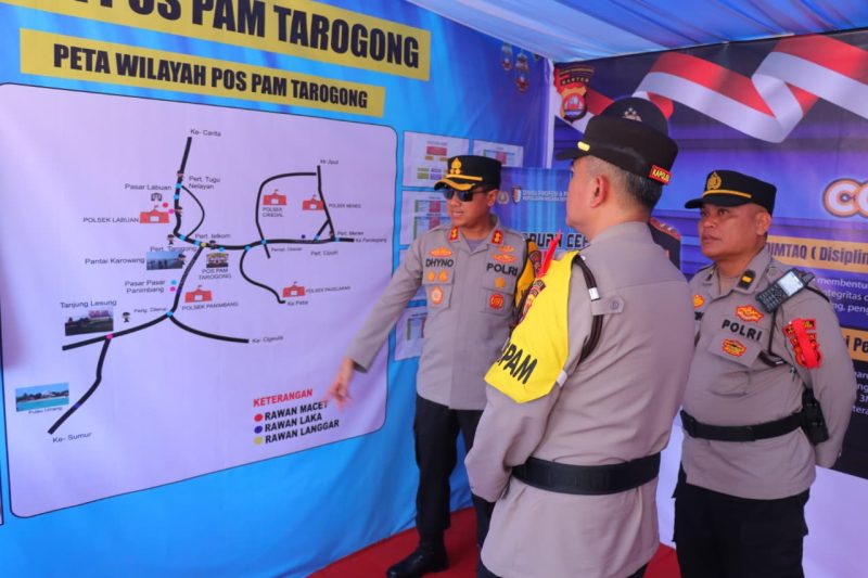 Kapolres Pandeglang AKBP Dr. Dhyno Indra Setyadi memberikan arahan kepada personel saat meninjau peta wilayah Pos Pengamanan Tarogong dalam rangka kesiapan Operasi Ketupat 2026 dan antisipasi kemacetan arus mudik Lebaran.