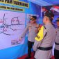 Kapolres Pandeglang AKBP Dr. Dhyno Indra Setyadi memberikan arahan kepada personel saat meninjau peta wilayah Pos Pengamanan Tarogong dalam rangka kesiapan Operasi Ketupat 2026 dan antisipasi kemacetan arus mudik Lebaran.