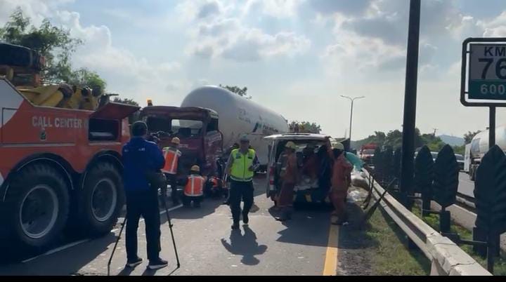 Petugas kepolisian bersama tim terkait melakukan proses evakuasi truk pengangkut gas LPG yang mengalami kecelakaan di KM 76 ruas Tol Jakarta–Merak.