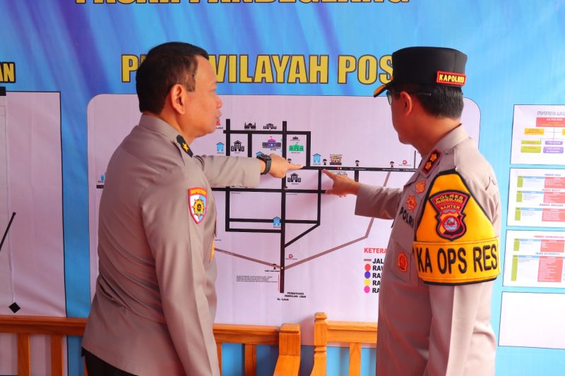 Kapolres Pandeglang bersama Tim Wasops Itwasum Polri meninjau peta pengamanan wilayah pos pelayanan untuk memastikan kesiapan pengamanan arus mudik Lebaran.