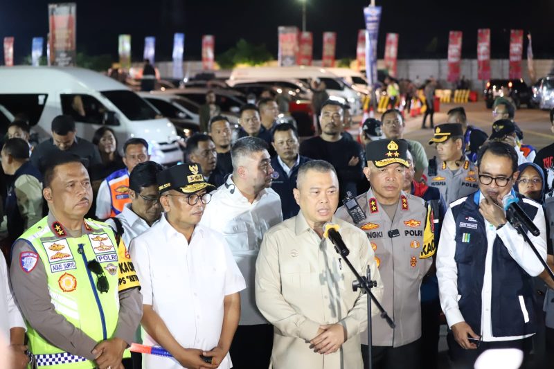 Menhub RI didampingi Kakorlantas Polri, Kapolda Banten, dan jajaran saat menyampaikan strategi pengaturan arus mudik di kawasan Pelabuhan Merak guna mengantisipasi lonjakan kendaraan.