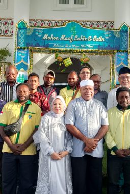 Di Balik Lebaran, Ada Momen Hangat Pemuda Katolik & Gubernur Papua