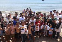Irjen Pol Hengki dan Andra Soni berbaur dengan wisatawan di pantai Anyer sambil mengimbau keselamatan.