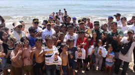 Irjen Pol Hengki dan Andra Soni berbaur dengan wisatawan di pantai Anyer sambil mengimbau keselamatan.