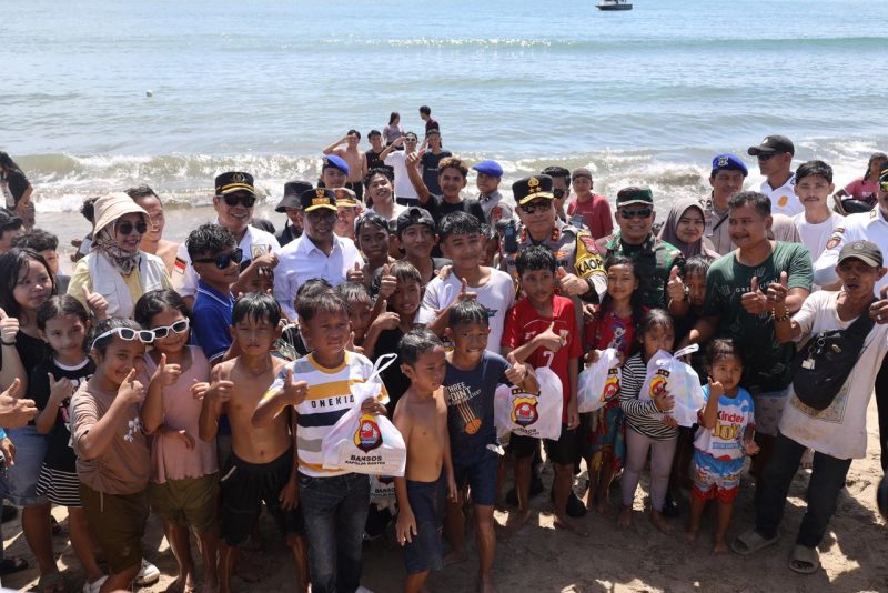 Irjen Pol Hengki dan Andra Soni berbaur dengan wisatawan di pantai Anyer sambil mengimbau keselamatan.