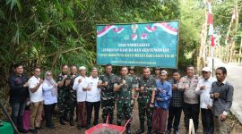 Pangdam Jaya/Jayakarta Mayjen TNI Deddy Suryadi didampingi Danrem 052/Wkr Brigjen TNI Faizal Rizal bersama unsur Forkopimda berfoto bersama usai kegiatan ground breaking Jembatan Garuda di Tigaraksa.