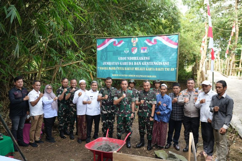 Pangdam Jaya/Jayakarta Mayjen TNI Deddy Suryadi didampingi Danrem 052/Wkr Brigjen TNI Faizal Rizal bersama unsur Forkopimda berfoto bersama usai kegiatan ground breaking Jembatan Garuda di Tigaraksa.