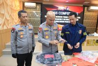 Kapolda Banten Irjen Pol Hengki (tengah) didampingi Kabidhumas Kombes Pol Maruli Ahiles Hutapea (kiri) dan Dirreskrimum Kombes Pol Dian Setyawan (kanan) menunjukkan barang bukti senjata api rakitan dan peluru dalam konferensi pers di Polda Banten.