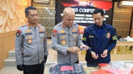 Kapolda Banten Irjen Pol Hengki (tengah) didampingi Kabidhumas Kombes Pol Maruli Ahiles Hutapea (kiri) dan Dirreskrimum Kombes Pol Dian Setyawan (kanan) menunjukkan barang bukti senjata api rakitan dan peluru dalam konferensi pers di Polda Banten.
