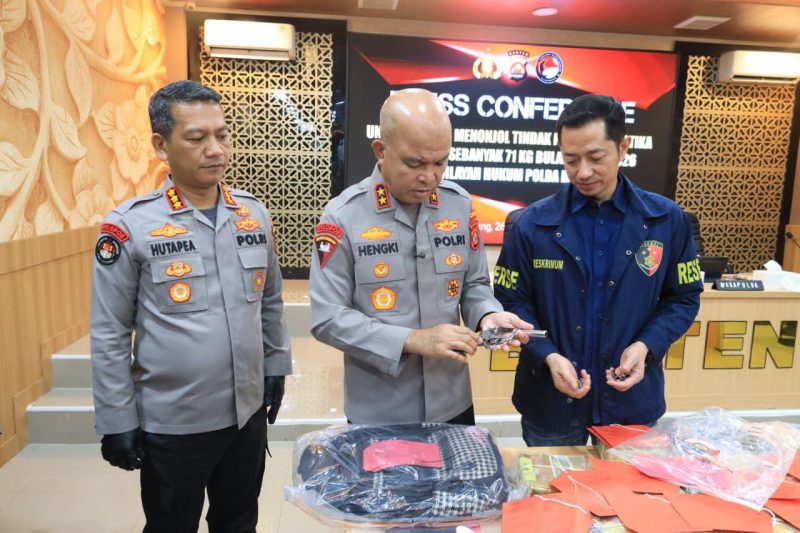 Kapolda Banten Irjen Pol Hengki (tengah) didampingi Kabidhumas Kombes Pol Maruli Ahiles Hutapea (kiri) dan Dirreskrimum Kombes Pol Dian Setyawan (kanan) menunjukkan barang bukti senjata api rakitan dan peluru dalam konferensi pers di Polda Banten.