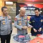 Kapolda Banten Irjen Pol Hengki (tengah) didampingi Kabidhumas Kombes Pol Maruli Ahiles Hutapea (kiri) dan Dirreskrimum Kombes Pol Dian Setyawan (kanan) menunjukkan barang bukti senjata api rakitan dan peluru dalam konferensi pers di Polda Banten.