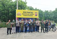 Kapolsek Kronjo IPTU Bayu Sujatmiko, SH, MH bersama Danramil 08/Kronjo Kapten Arh Afip Ali Haini dan jajaran saat meninjau Pos Pantau Wisata Pulau Cangkir, Kabupaten Tangerang.