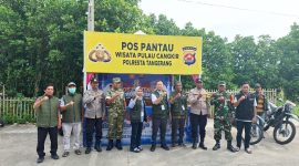 Kapolsek Kronjo IPTU Bayu Sujatmiko, SH, MH bersama Danramil 08/Kronjo Kapten Arh Afip Ali Haini dan jajaran saat meninjau Pos Pantau Wisata Pulau Cangkir, Kabupaten Tangerang.