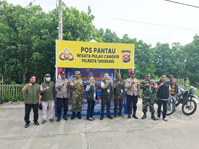 Kapolsek Kronjo IPTU Bayu Sujatmiko, SH, MH bersama Danramil 08/Kronjo Kapten Arh Afip Ali Haini dan jajaran saat meninjau Pos Pantau Wisata Pulau Cangkir, Kabupaten Tangerang.