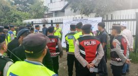 Kapolresta Tangerang Kombes Pol Andi Muhammad Indra memberikan arahan kepada personel saat apel pengamanan kegiatan haul di kawasan Pondok Pesantren Al-Istiqlaliyyah, Pasar Kemis.