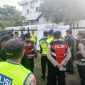 Kapolresta Tangerang Kombes Pol Andi Muhammad Indra memberikan arahan kepada personel saat apel pengamanan kegiatan haul di kawasan Pondok Pesantren Al-Istiqlaliyyah, Pasar Kemis.