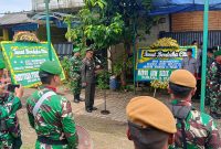 Dandim 0510/Tigaraksa Letkol Inf. Yudho Setyono, S.H. saat memimpin prosesi penyerahan jenazah almarhum Serka Heri Wahyudi di rumah duka, Kabupaten Tangerang.