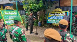 Dandim 0510/Tigaraksa Letkol Inf. Yudho Setyono, S.H. saat memimpin prosesi penyerahan jenazah almarhum Serka Heri Wahyudi di rumah duka, Kabupaten Tangerang.